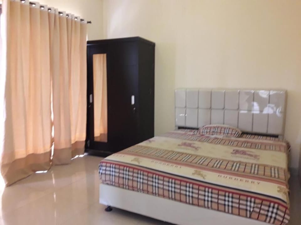 Desk, rollaway beds, free WiFi, bed sheets
