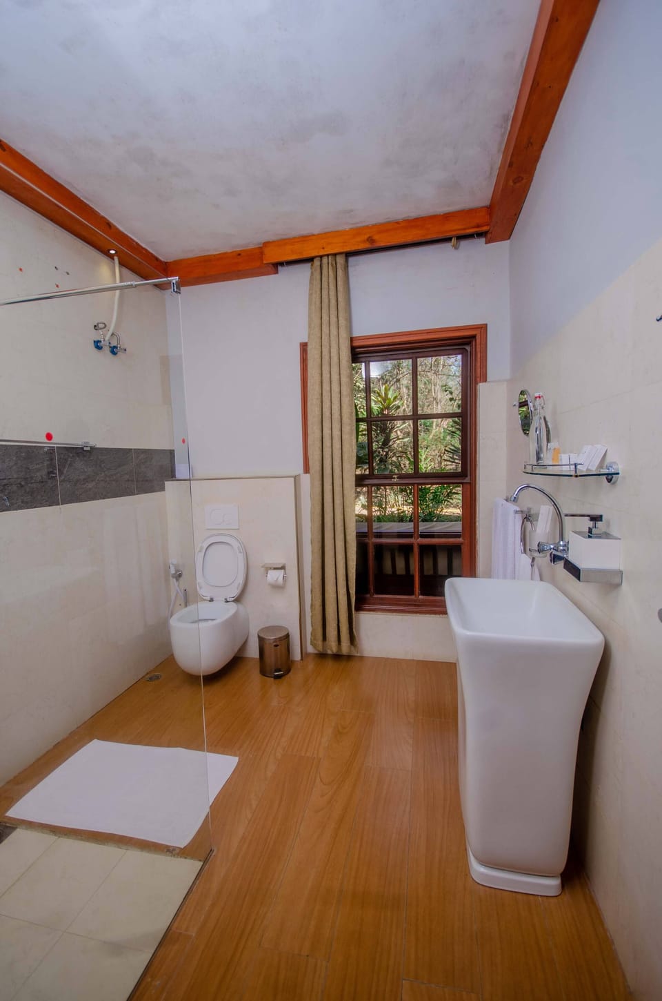Shower, rainfall showerhead, free toiletries, hair dryer