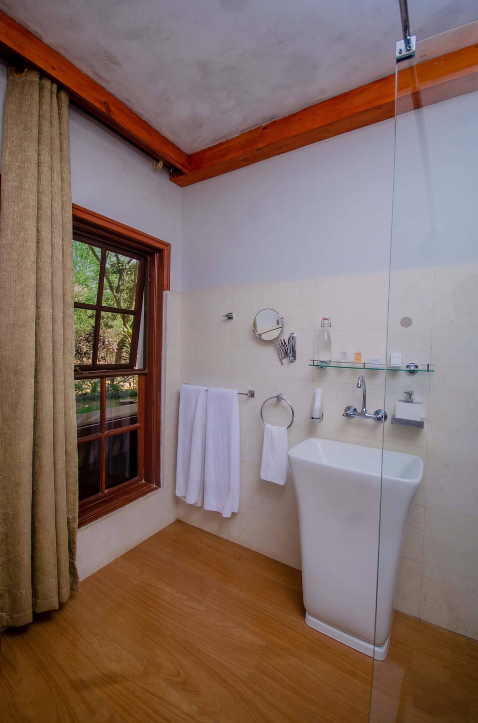 Superior Room | Bathroom | Shower, rainfall showerhead, free toiletries, hair dryer