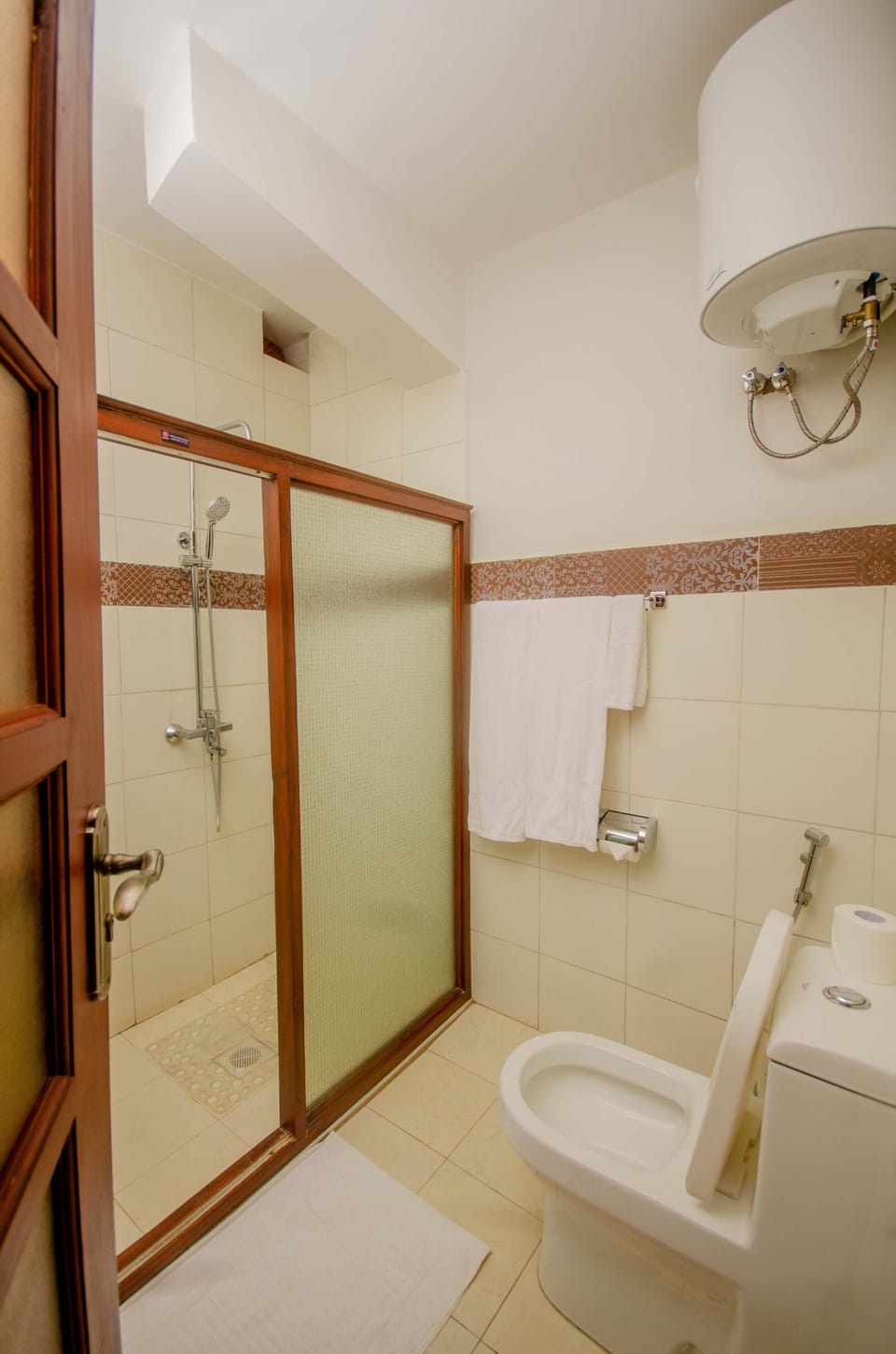 Classic Room | Bathroom | Shower, rainfall showerhead, free toiletries, hair dryer