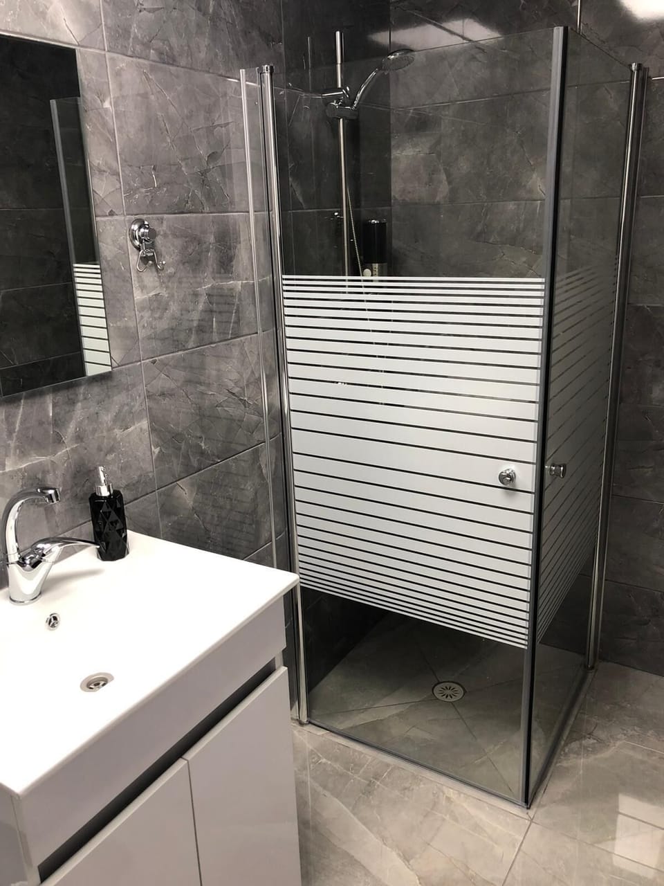 Business Studio Suite | Bathroom | Shower, rainfall showerhead, hair dryer, towels