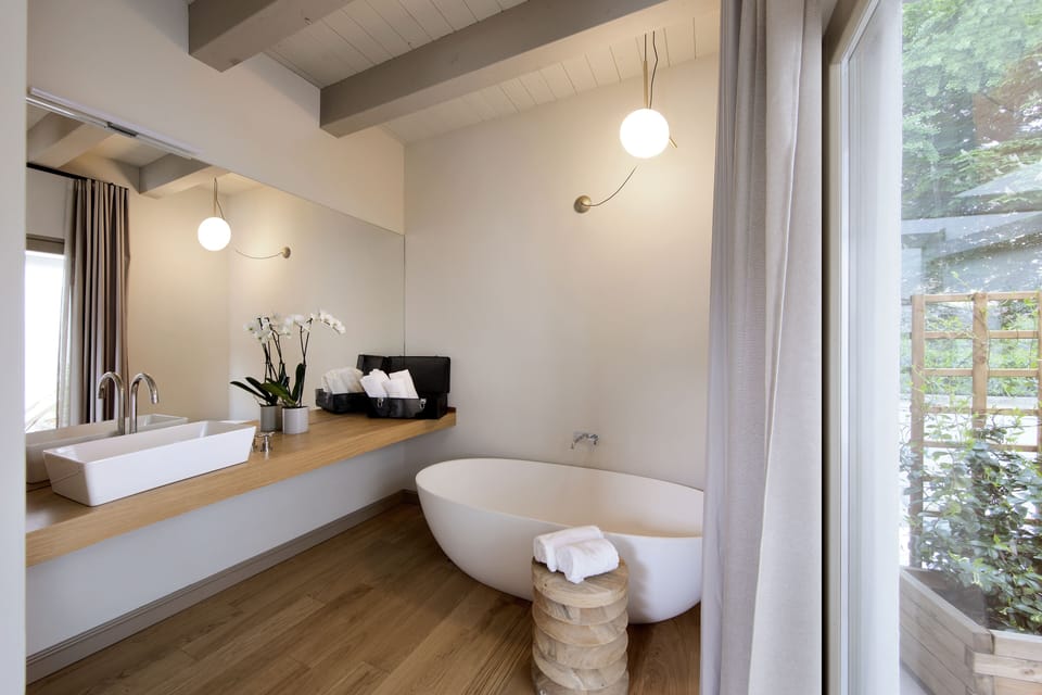 Junior Suite | Bathroom | Rainfall showerhead, hair dryer, bidet, towels