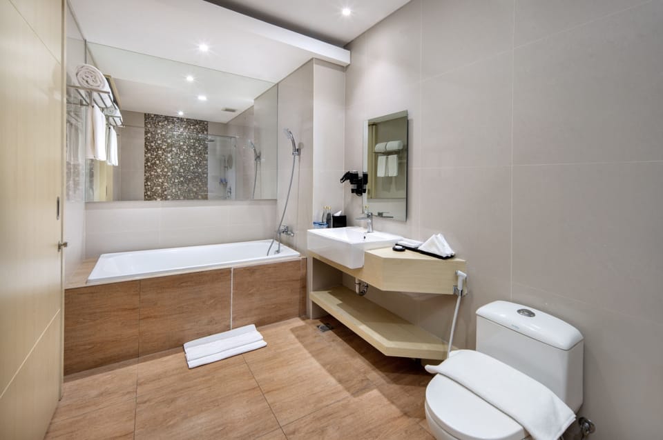 Suite Room | Bathroom | Shower, rainfall showerhead, hair dryer, slippers