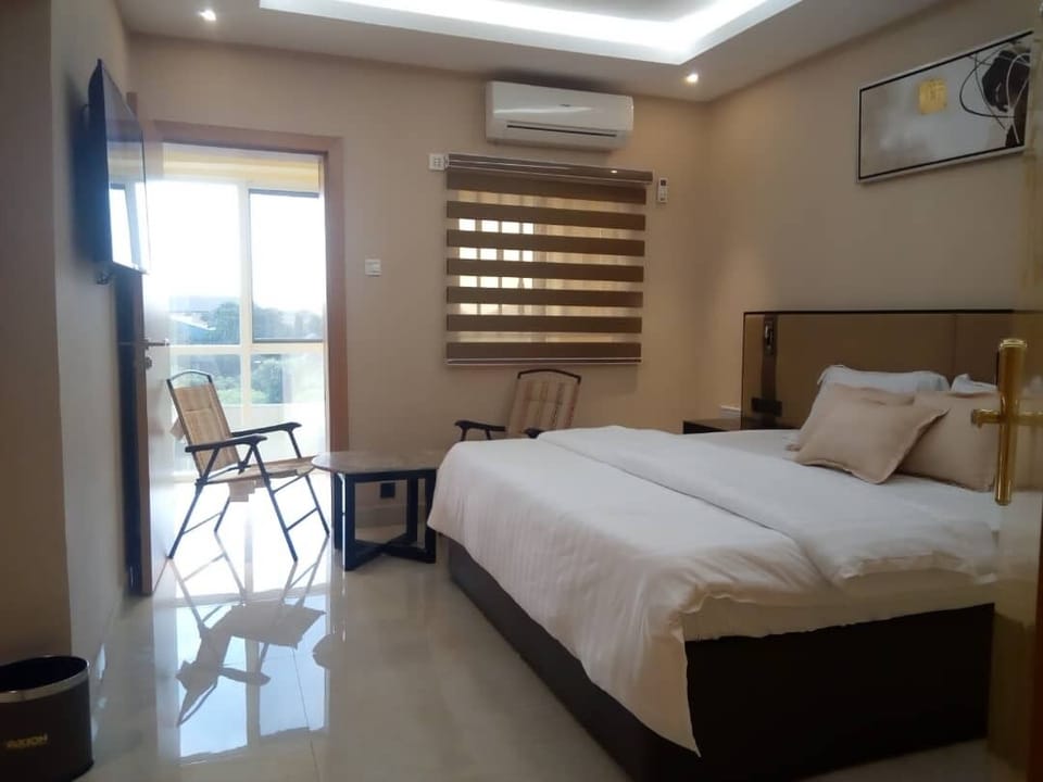 Royal Room, 1 King Bed, Smoking, Courtyard Area | Premium bedding, pillowtop beds, minibar, in-room safe