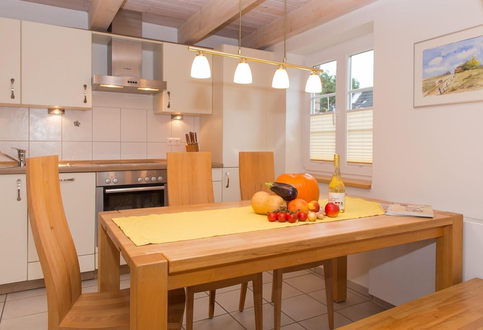 Kitchen & dining table in apartment Sonnendeck