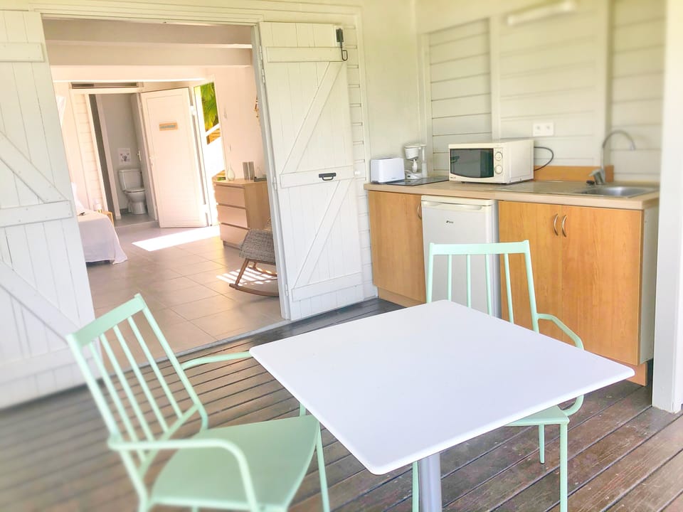 The terrace with dining area and kitchenette