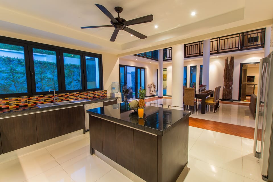 Full-size fridge, microwave, oven, dishwasher