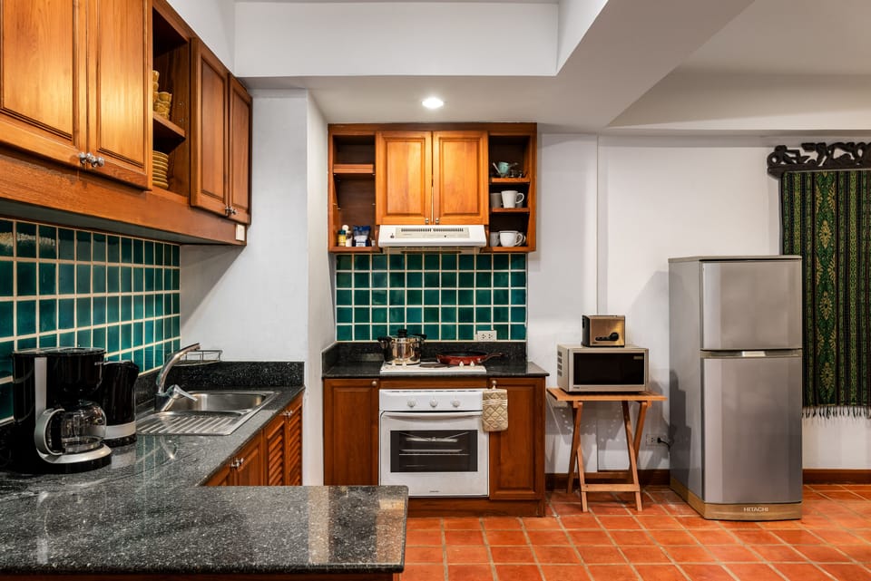 Full-size fridge, microwave, stovetop, coffee/tea maker