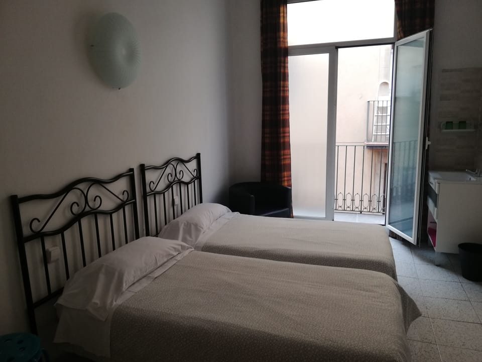 Double Room, 2 Twin Beds, Shared Bathroom | Free WiFi, bed sheets
