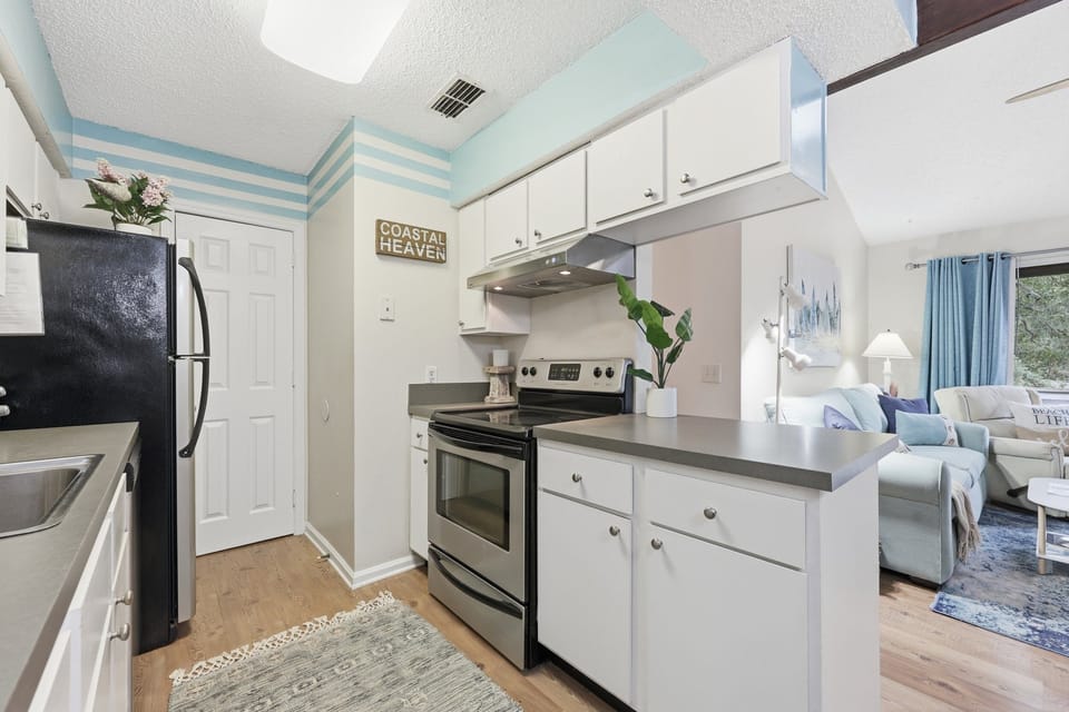 Condo, 3 Bedrooms | Private kitchen | Coffee/tea maker, fridge, oven