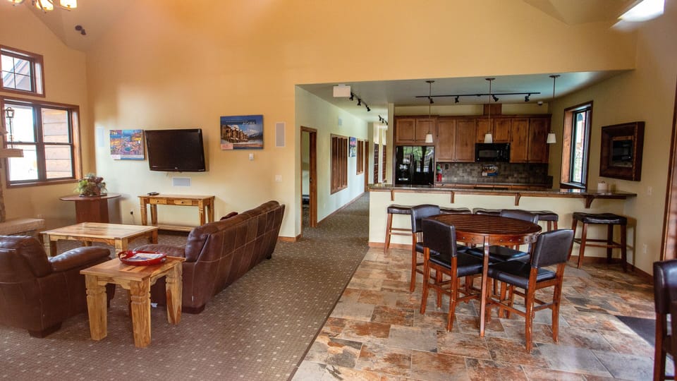 Condo, 2 Bedrooms | Dining