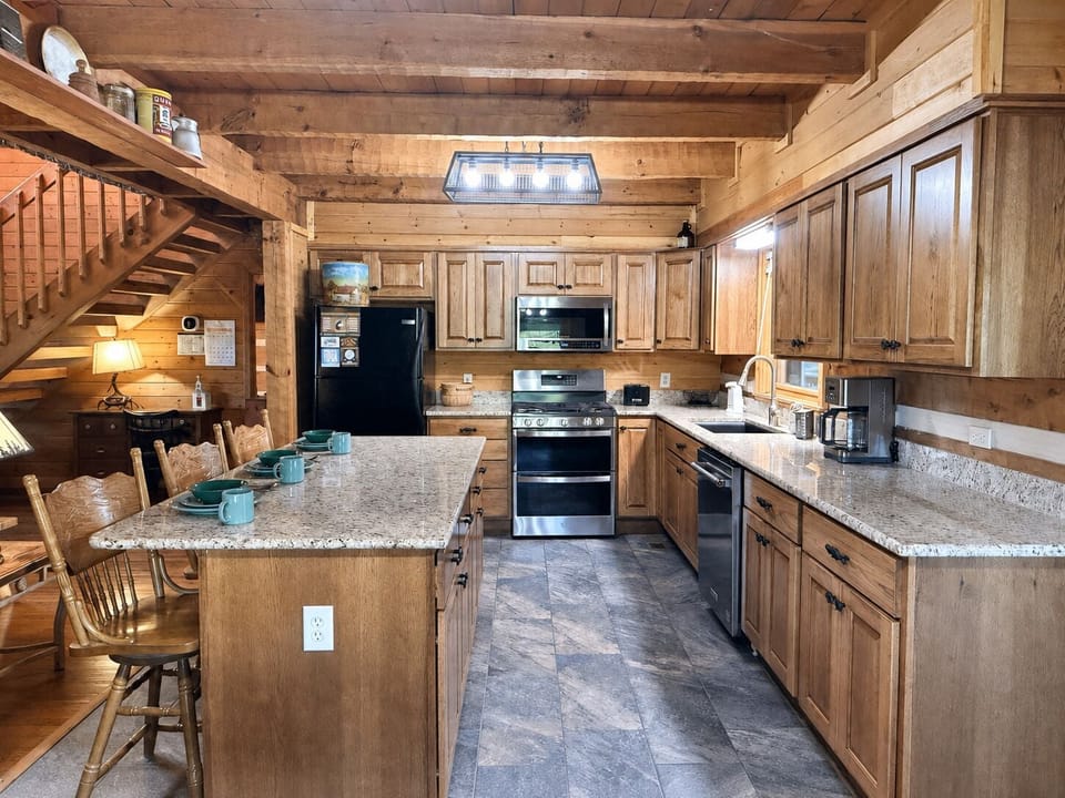 Cabin, 3 Bedrooms | Private kitchen | Coffee/tea maker, fridge, microwave, oven