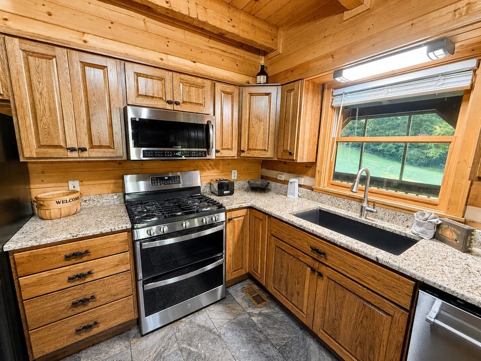 Cabin, 3 Bedrooms | Private kitchen | Coffee/tea maker, fridge, microwave, oven