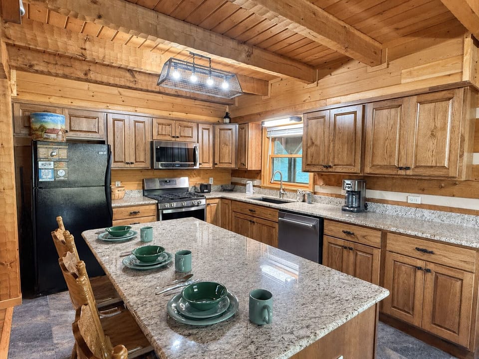 Cabin, 3 Bedrooms | Private kitchen | Coffee/tea maker, fridge, microwave, oven