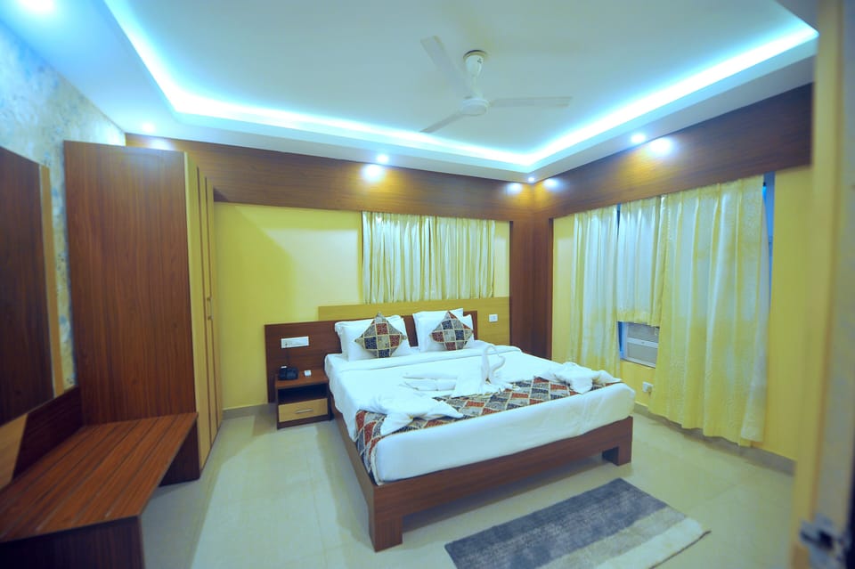 Club Studio Suite | In-room safe, desk, laptop workspace, soundproofing
