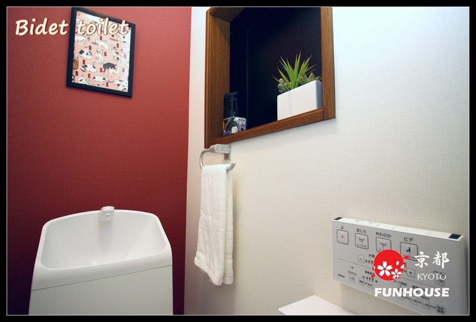 Toilet (1st floor)
