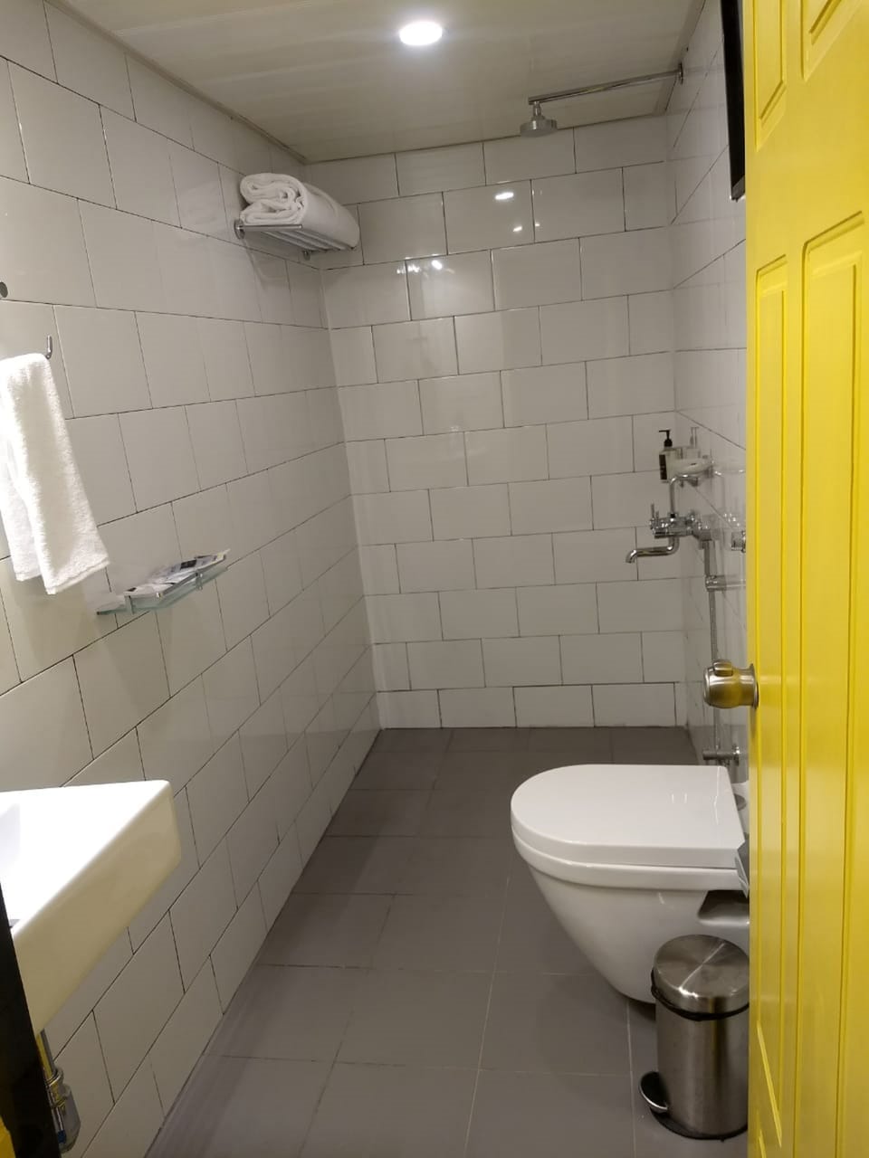 Shower, free toiletries, towels