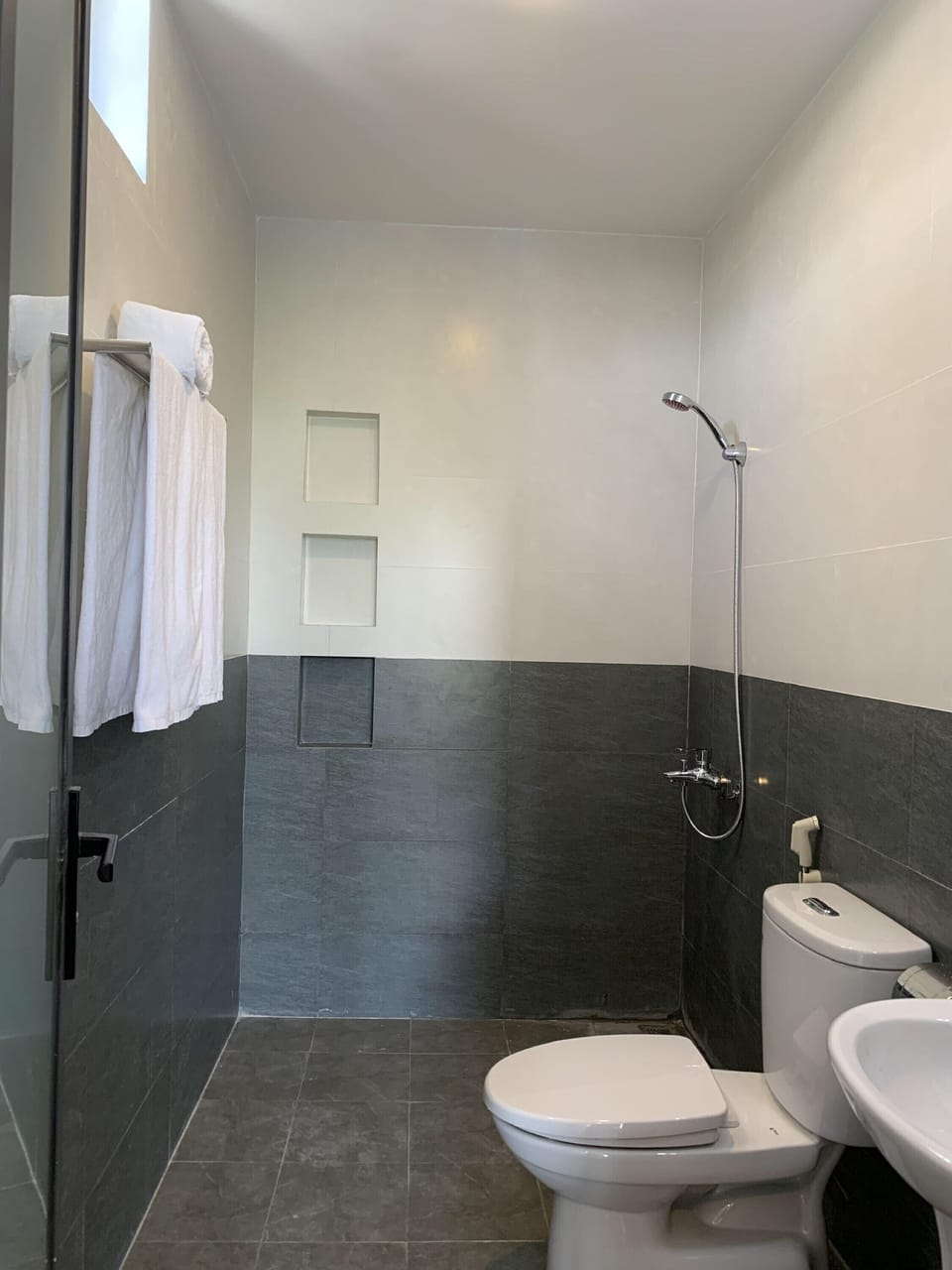 Twin Room | Bathroom | Shower, free toiletries, hair dryer, slippers