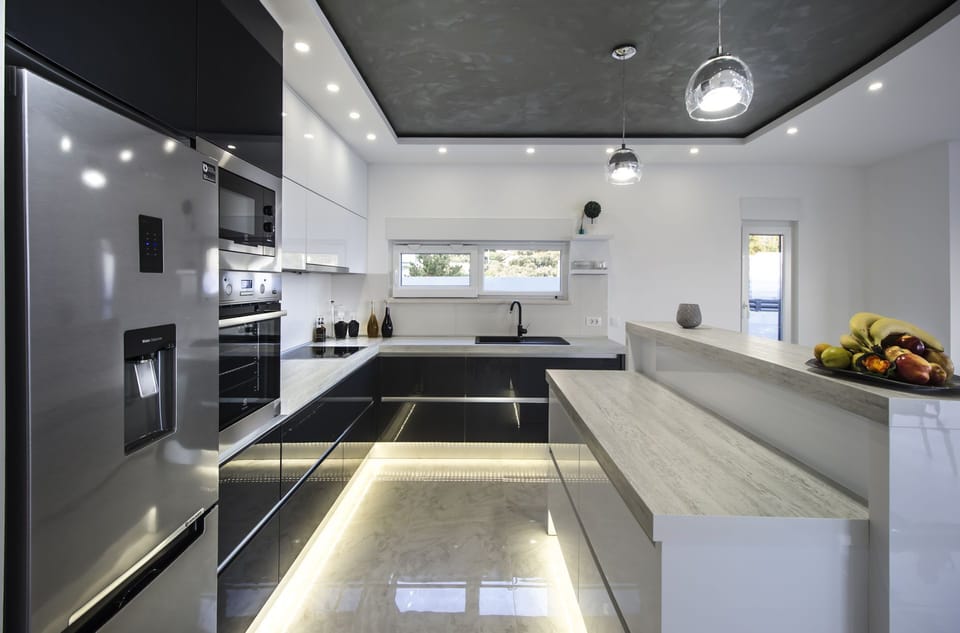 Deluxe Villa | Private kitchen | Fridge, microwave, oven, stovetop