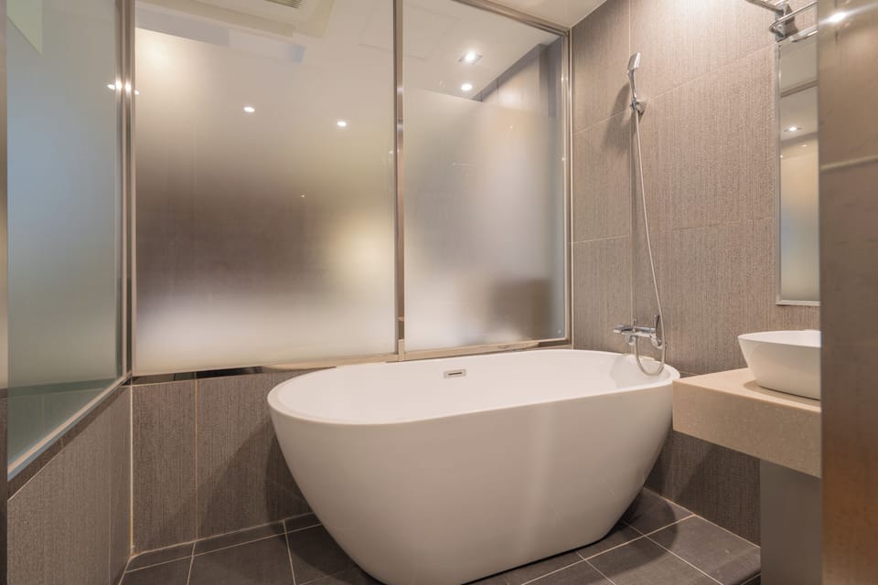 VIP | Blackout drapes, soundproofing, iron/ironing board, free WiFi