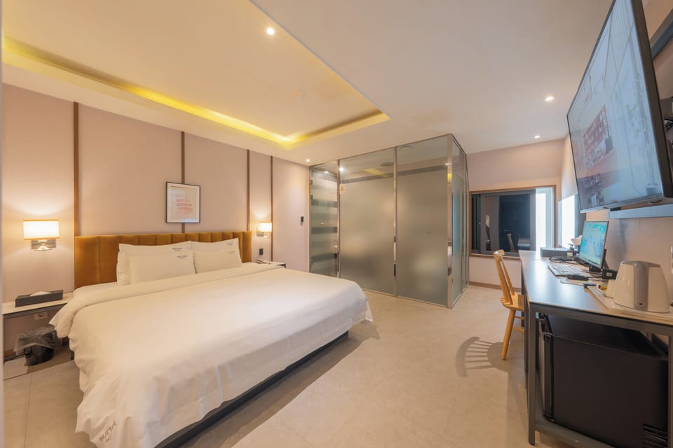 Standard Room | Blackout drapes, soundproofing, iron/ironing board, free WiFi