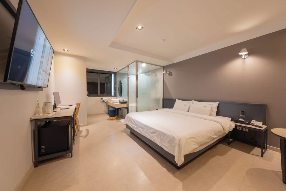 Premium Room | Blackout drapes, soundproofing, iron/ironing board, free WiFi