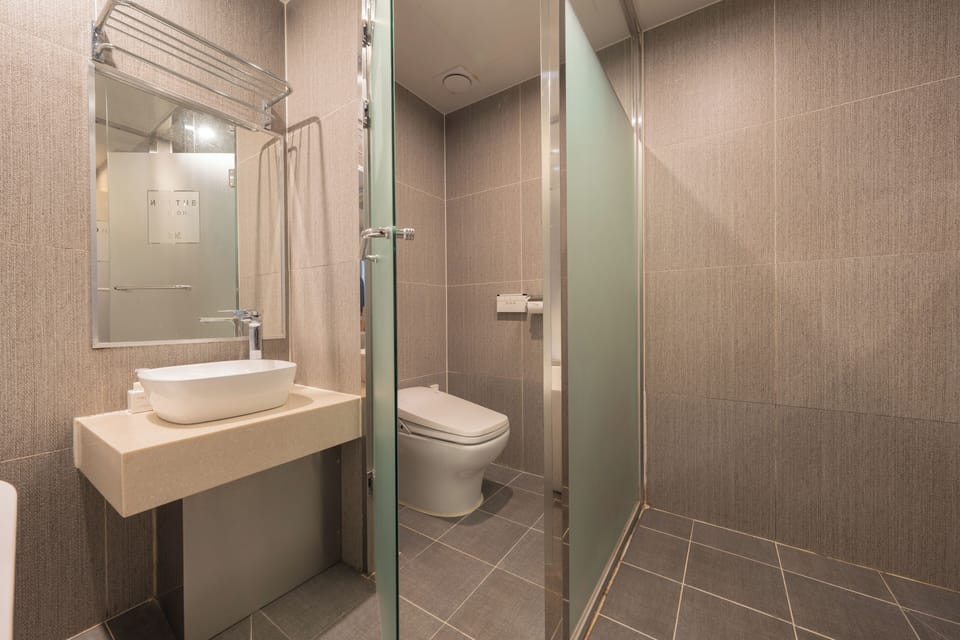VIP | Blackout drapes, soundproofing, iron/ironing board, free WiFi