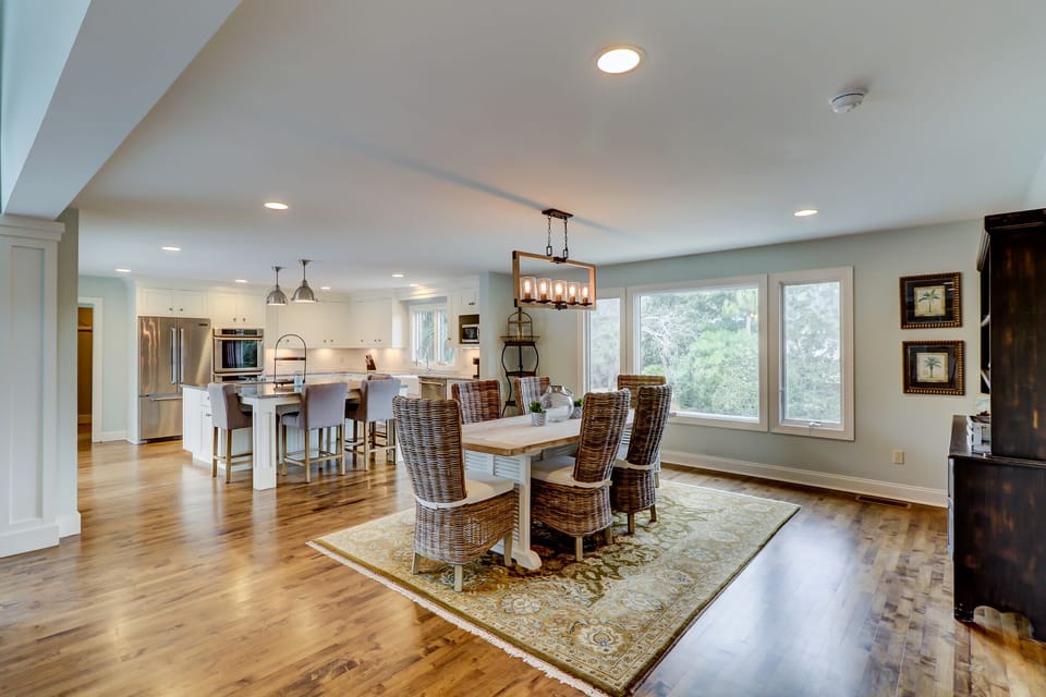 2 Man O War - Dining Area