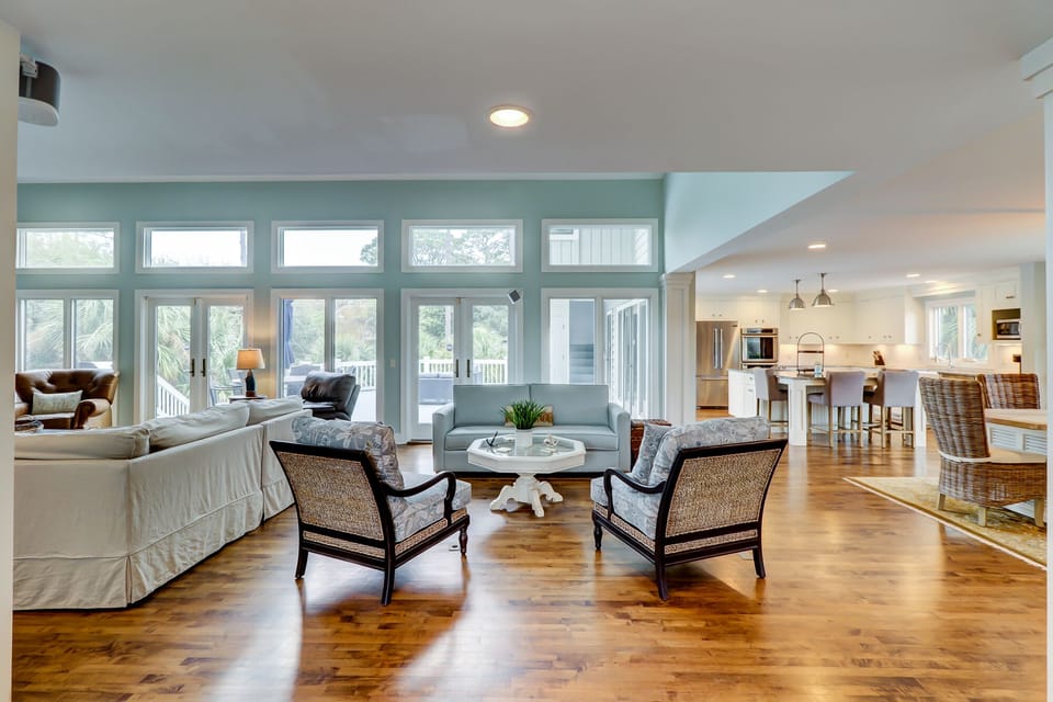 2 Man O War - Sitting Area