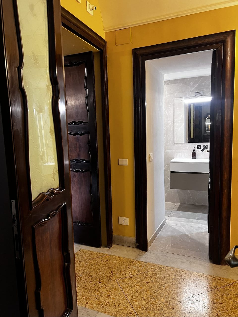 Standard Double Room | Bathroom | Shower, free toiletries, hair dryer, bidet
