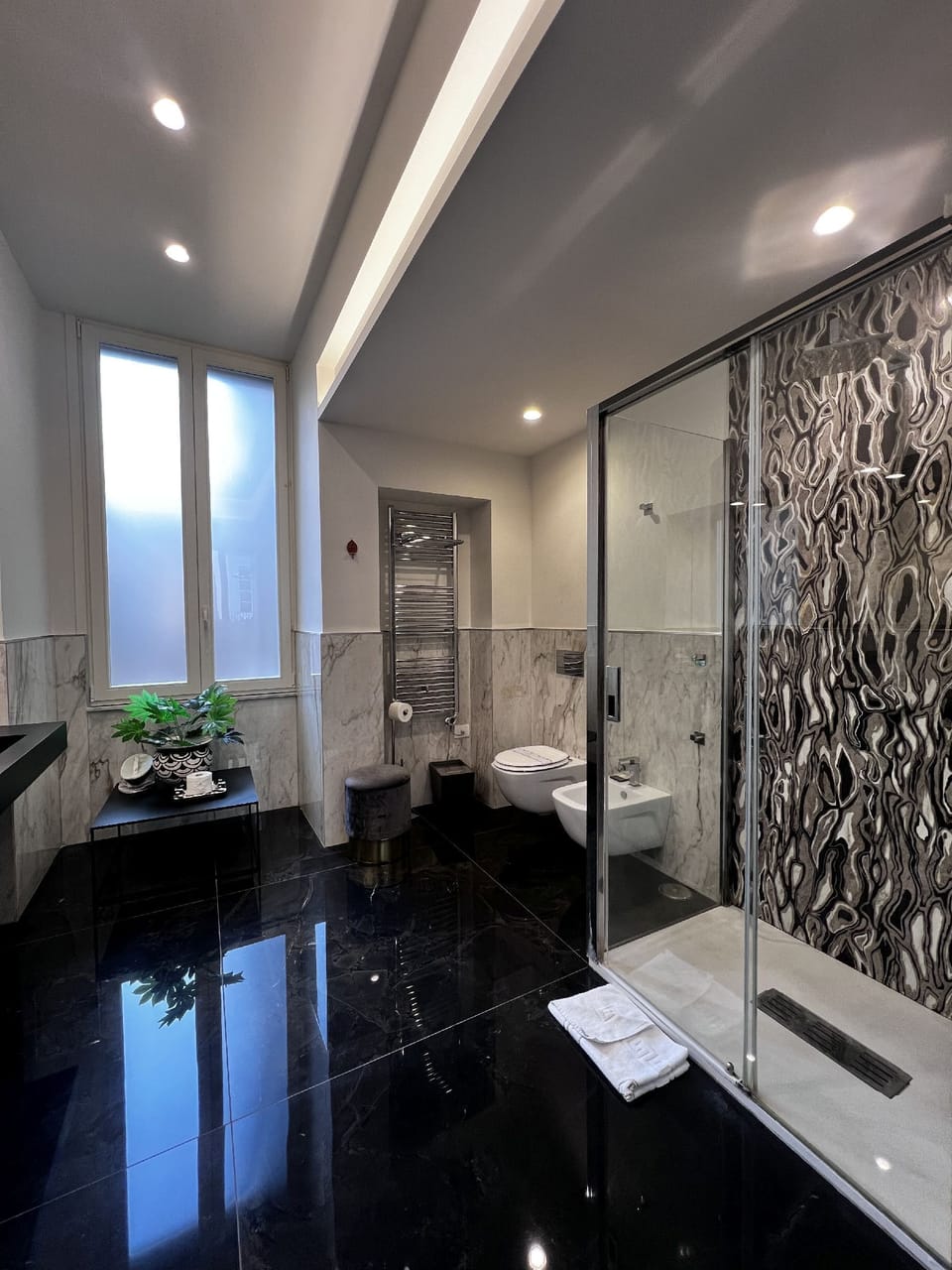 Deluxe Suite, Balcony, City View | Bathroom | Shower, free toiletries, hair dryer, bidet