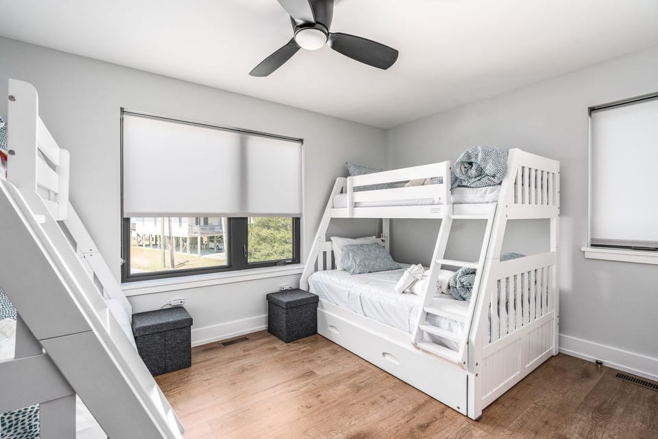 Main bunk room (2 sets of twin-over-full beds)