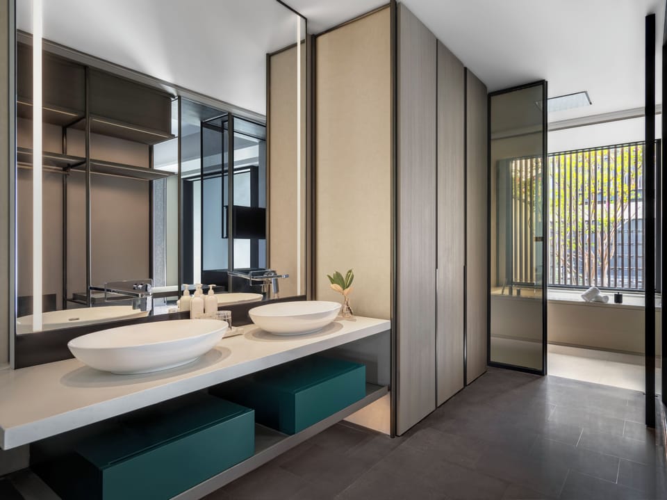 Separate tub and shower, deep soaking tub, rainfall showerhead
