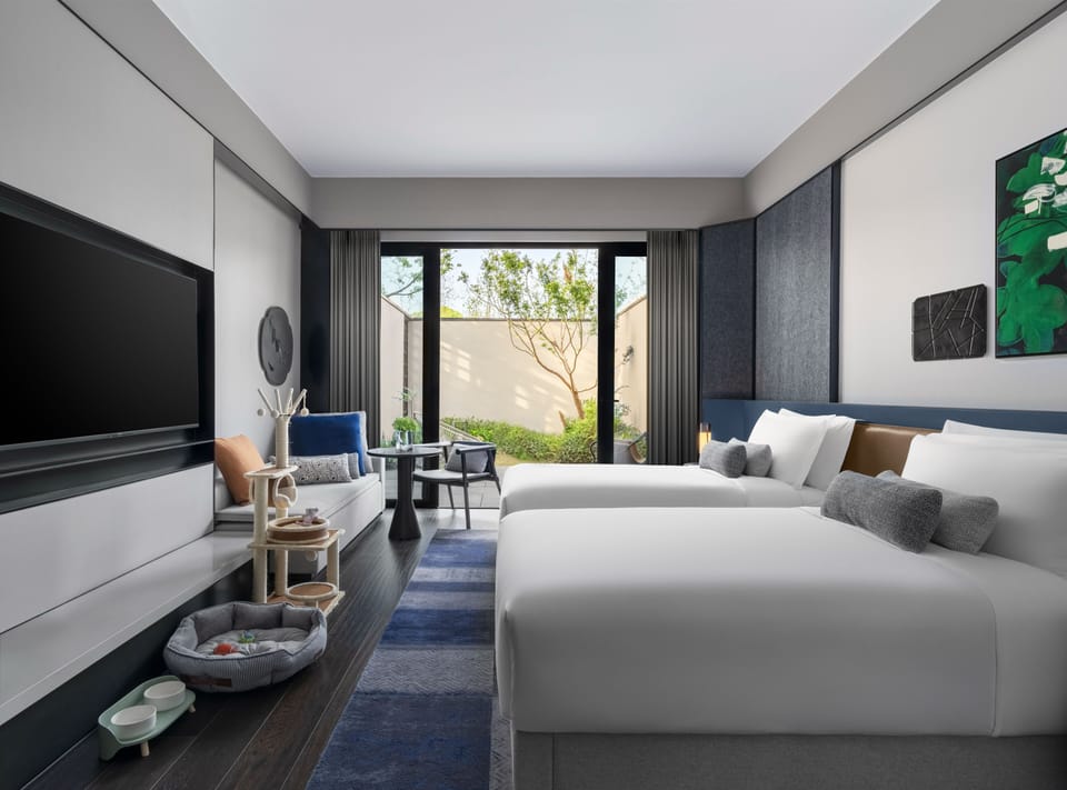 Room, Multiple Beds (Essential Outdr Lvng Area Pet Frndly) | Down comforters, minibar, in-room safe, laptop workspace