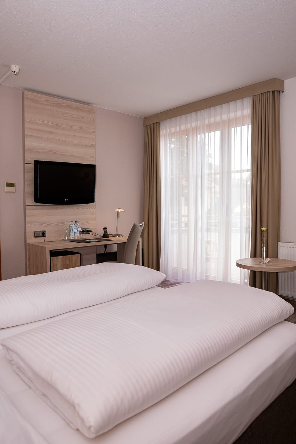 Premium bedding, in-room safe, desk, blackout drapes