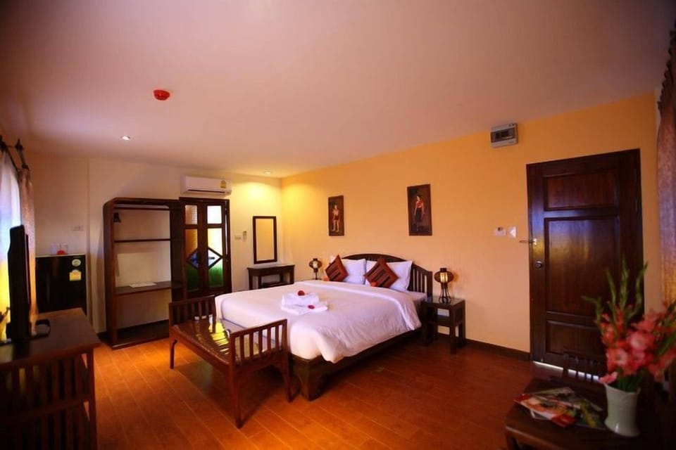 Junior Suite, 1 Double Bed | Minibar, desk, WiFi