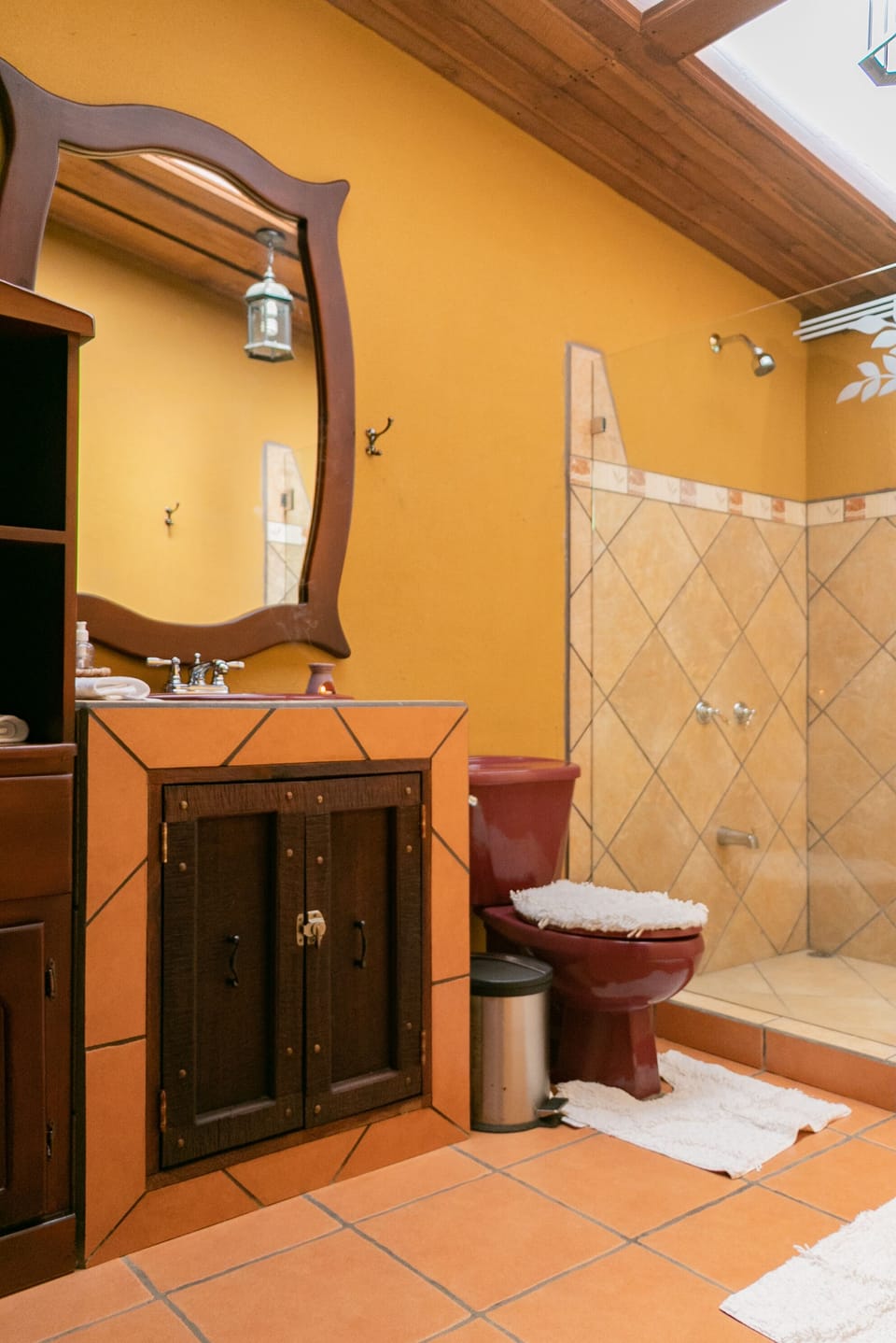 Deluxe Double Room, 1 King Bed | Bathroom | Shower, free toiletries, hair dryer, towels