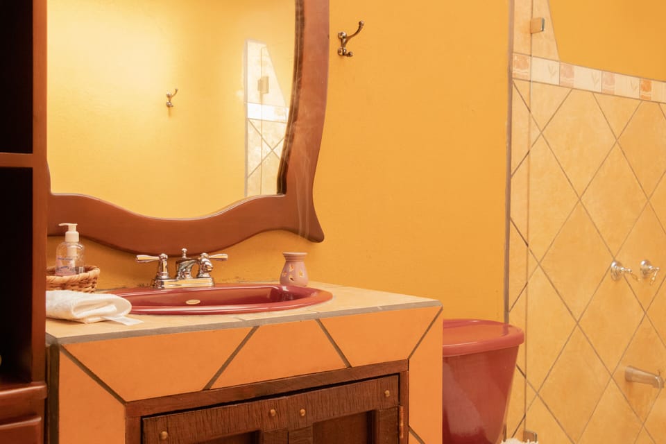 Classic Quadruple Room | Bathroom | Shower, free toiletries, hair dryer, towels