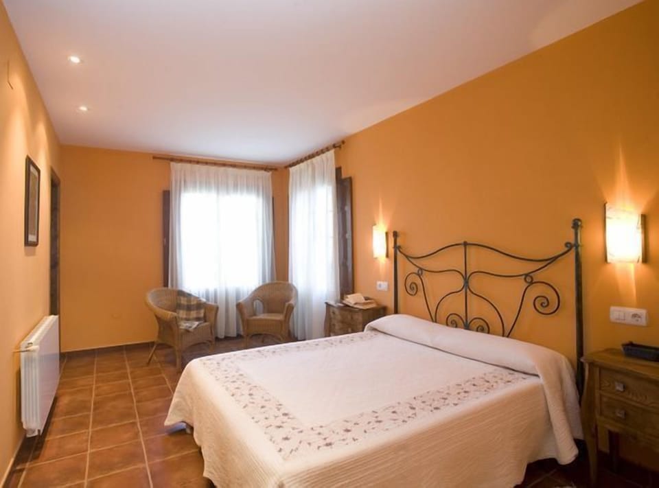 Family Room | Desk, rollaway beds, free WiFi