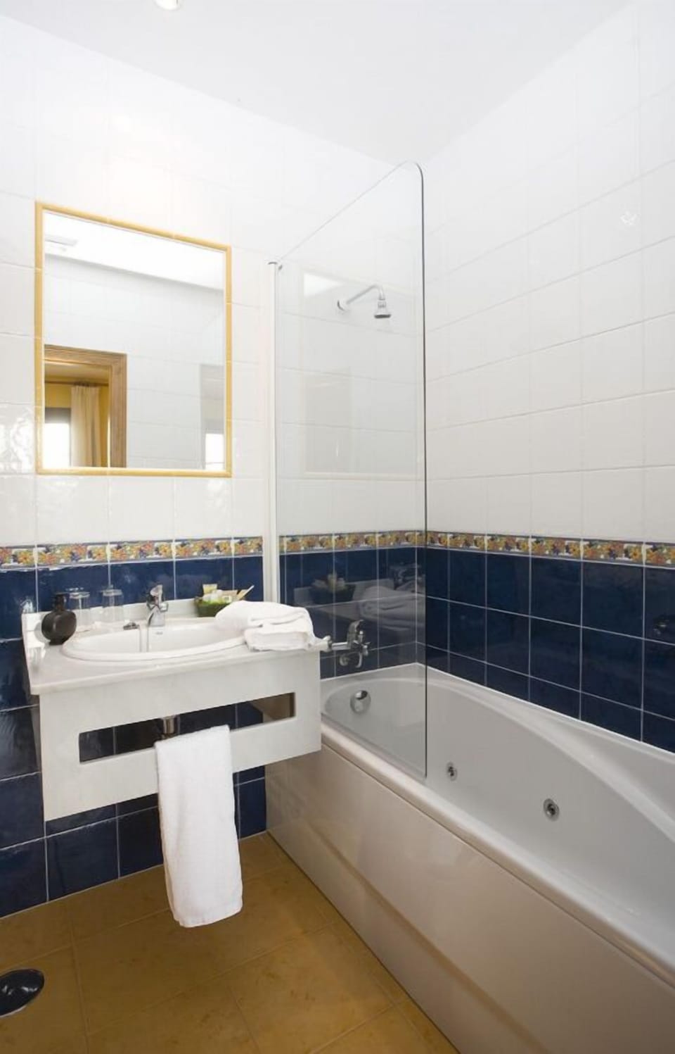 Superior Double Room, Terrace | Bathroom | Towels