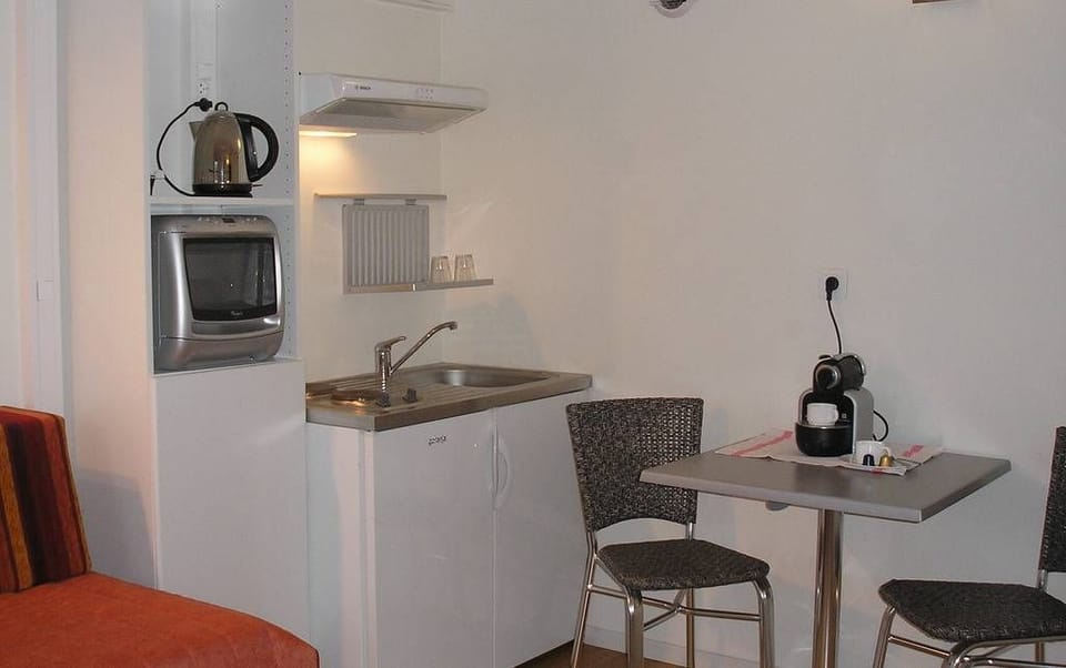 Studio | Private kitchenette | Espresso maker, coffee/tea maker, electric kettle