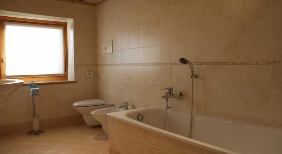 Quadruple Room | Bathroom | Shower, free toiletries, hair dryer, bidet