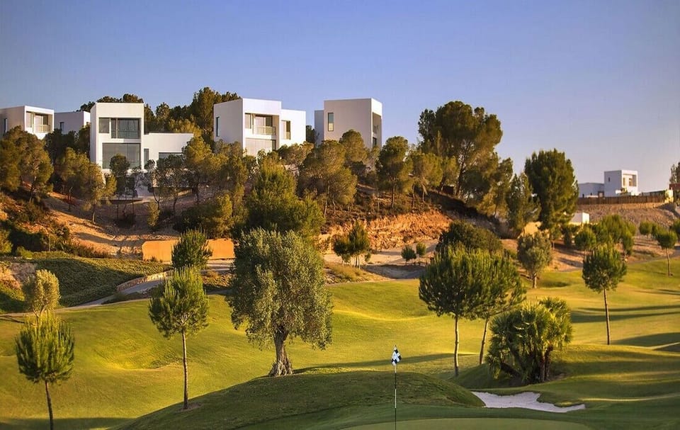 Las Colinas Golf Course nearby