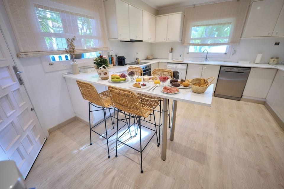 Full-size fridge, oven, stovetop, dishwasher