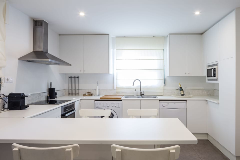 Full-size fridge, oven, stovetop, dishwasher
