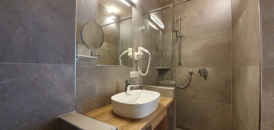 Shower, free toiletries, hair dryer, towels