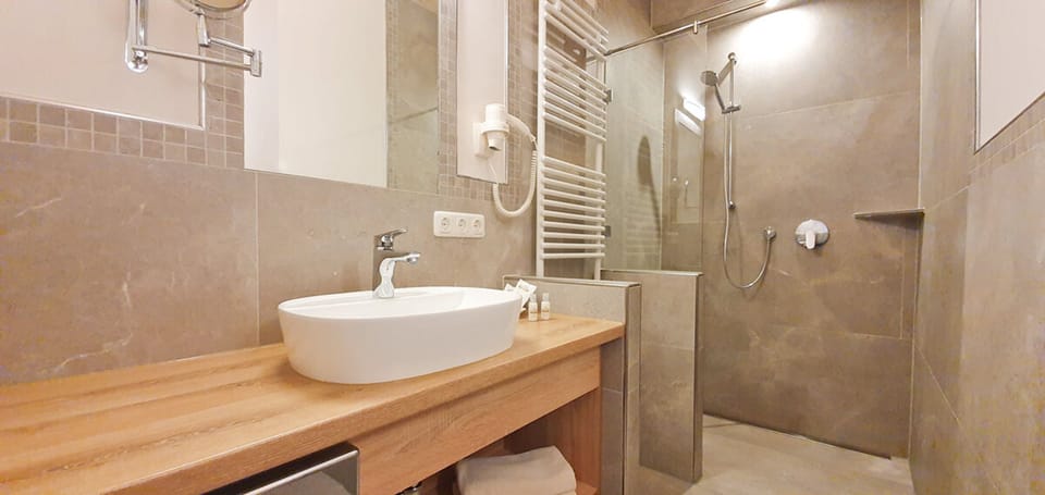 Shower, free toiletries, hair dryer, towels