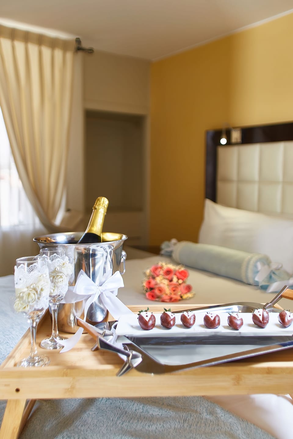 Premium bedding, down comforters, in-room safe, free WiFi