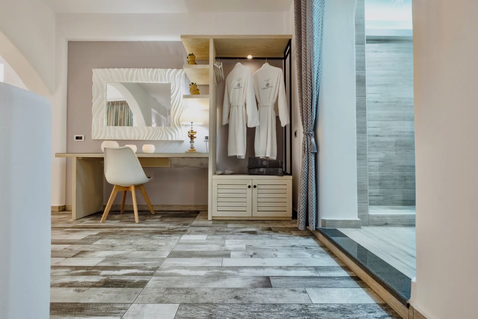 Deluxe Suite, Hot Tub (Outdoor Hot Tub) | Hypo-allergenic bedding, in-room safe, individually decorated