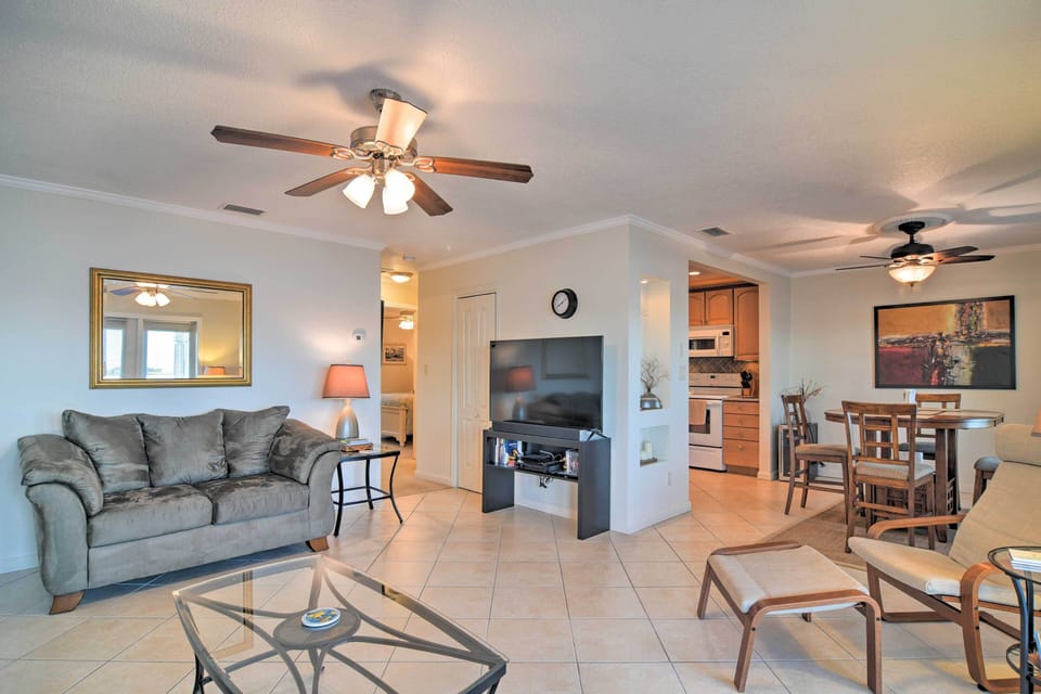 Living Room | Free WiFi | Cable TV | Central A/C & Heat